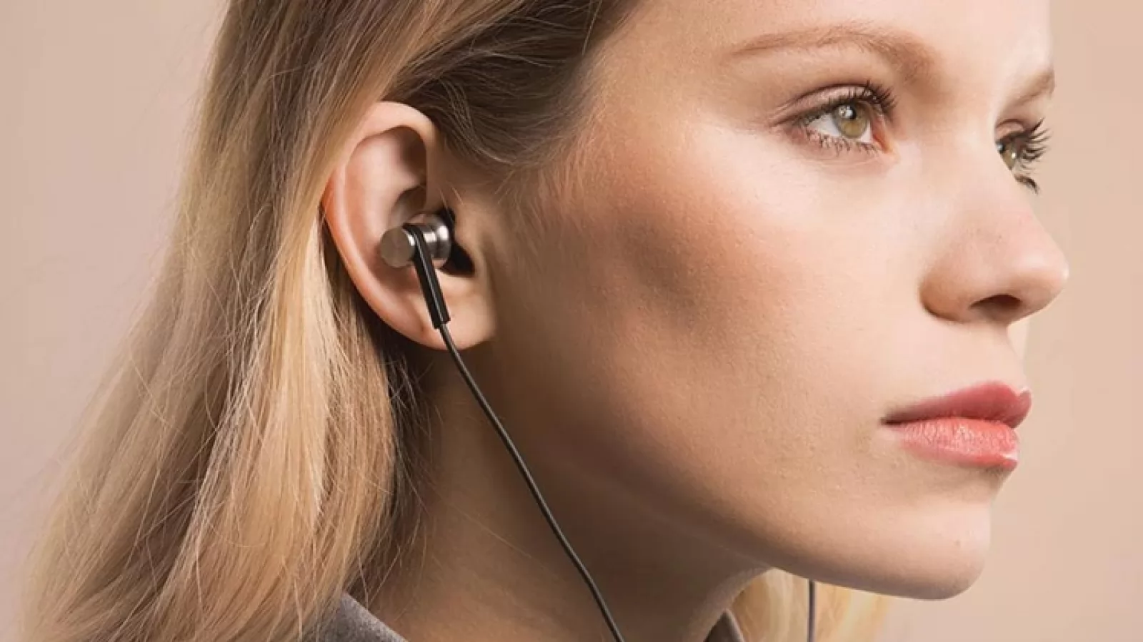 Xiaomi Mi IV este o pereche de căști in-ear cu difuzoare duale ce se vinde pentru doar 11.99 dolari