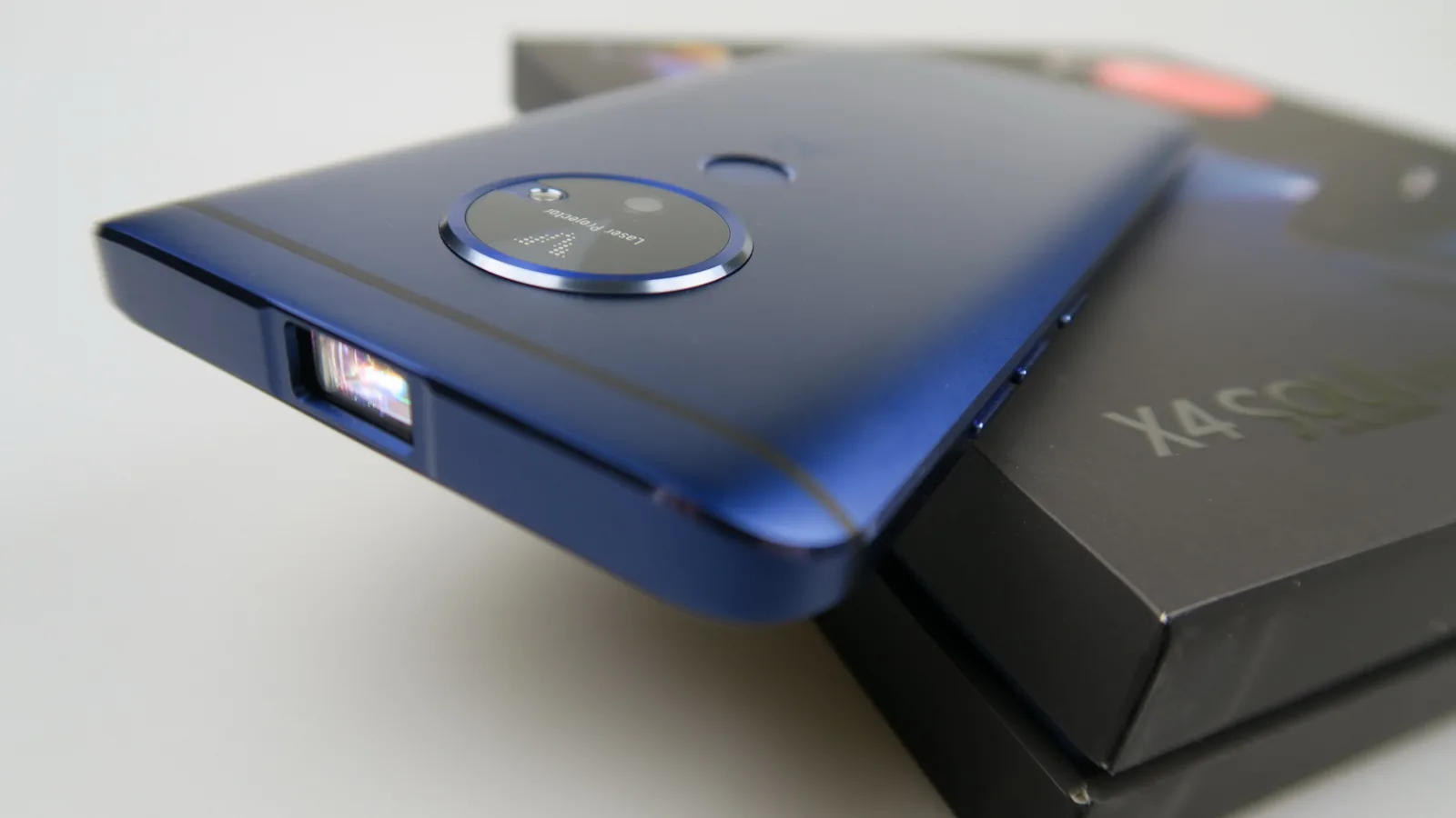 Allview X4 Soul Vision Unboxing: abundenţă de accesorii şi de funcţionalitate, telefonul cu proiector laser e aici (Video)