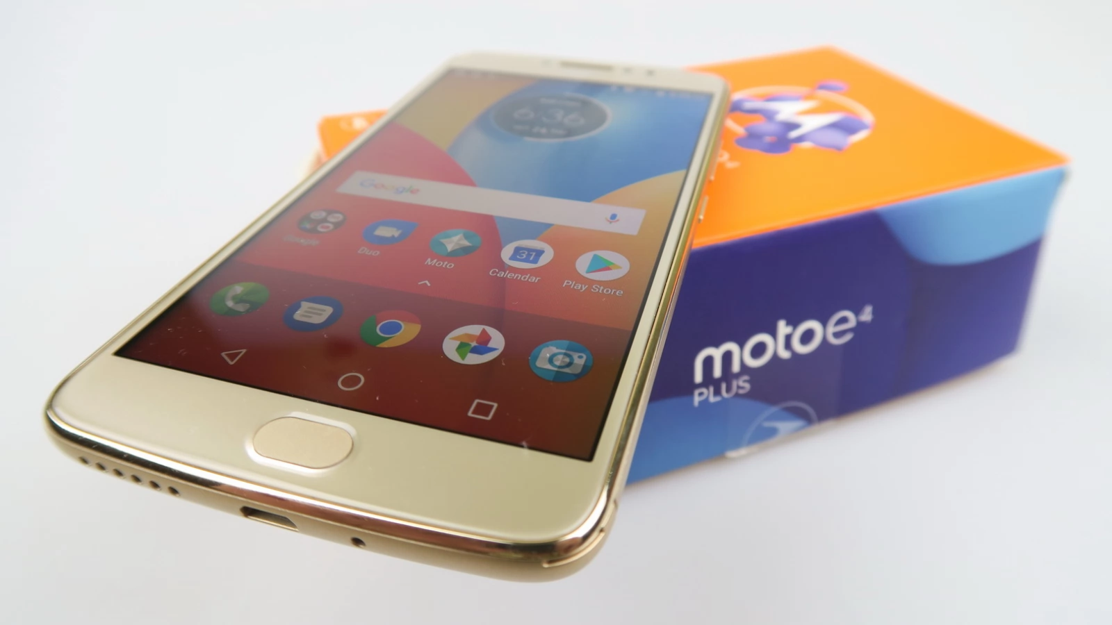 Motorola Moto E4 Plus Unboxing: la graniţa dintre entry-level şi mid-range, cu iz de battery phone