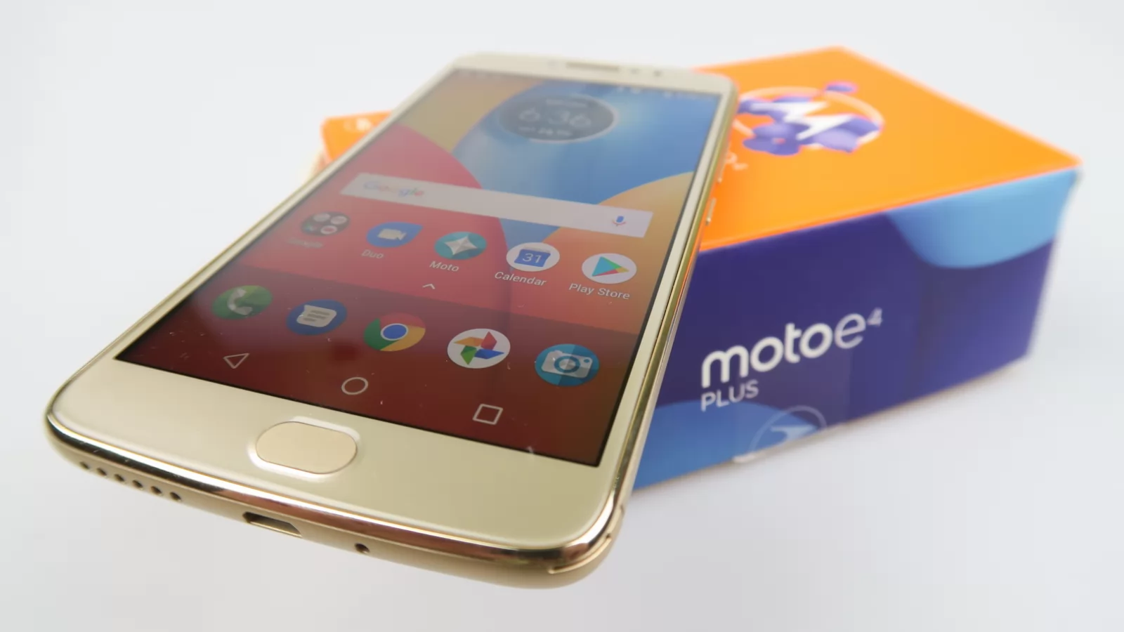 Motorola Moto E4 Plus Unboxing: la graniţa dintre entry-level şi mid-range, cu iz de battery phone