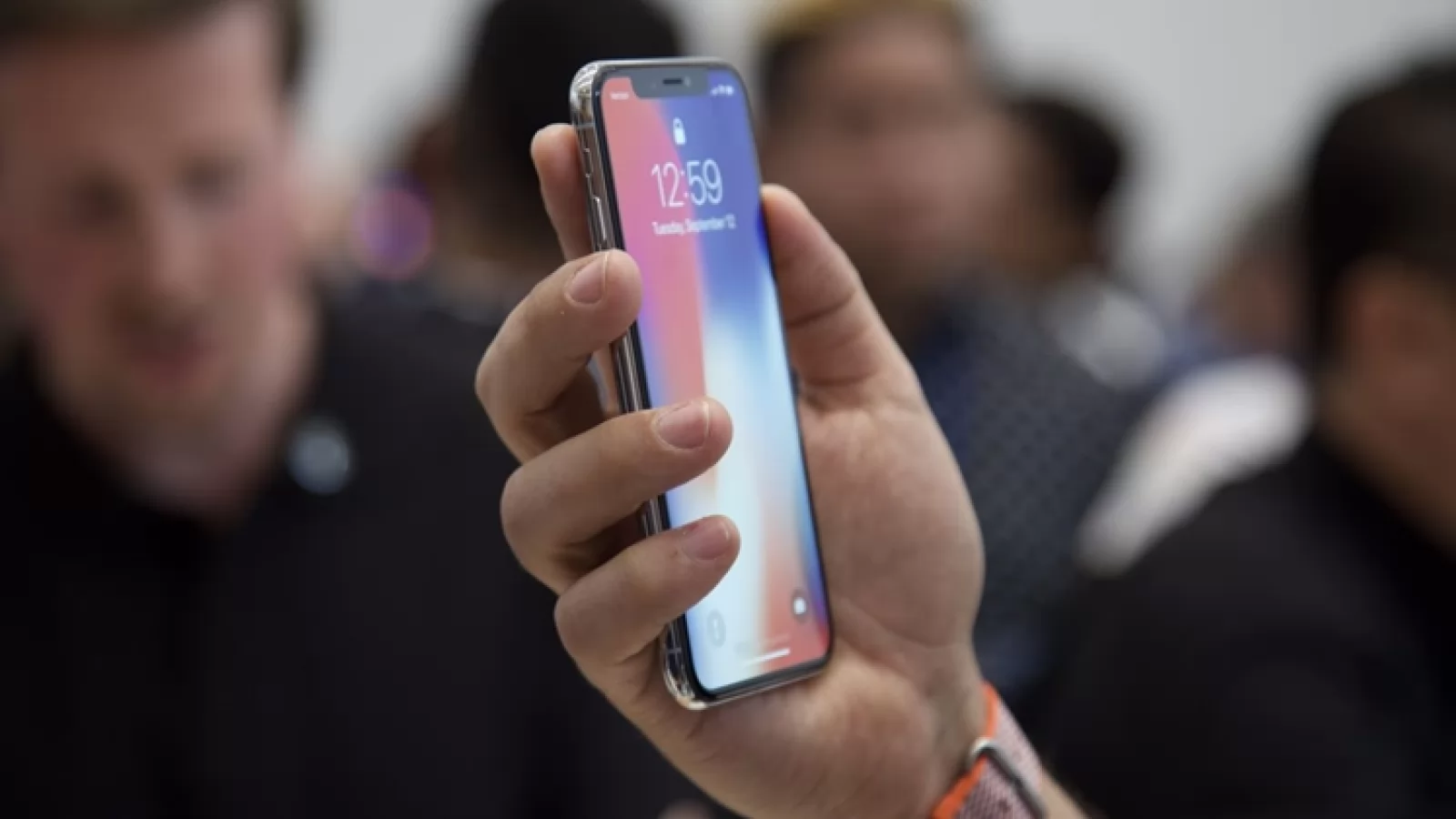 Înlocuirea display-ului de pe iPhone X va costa cam cât un smartphone Android mid-range