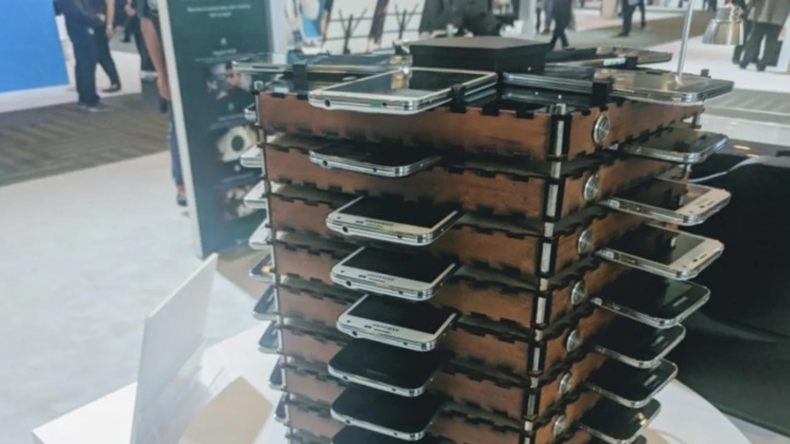 Bitcoin mining pe de 40 de telefoane Samsung Galaxy S5; Samsung a creat un sistem de mining mai eficient decât un computer