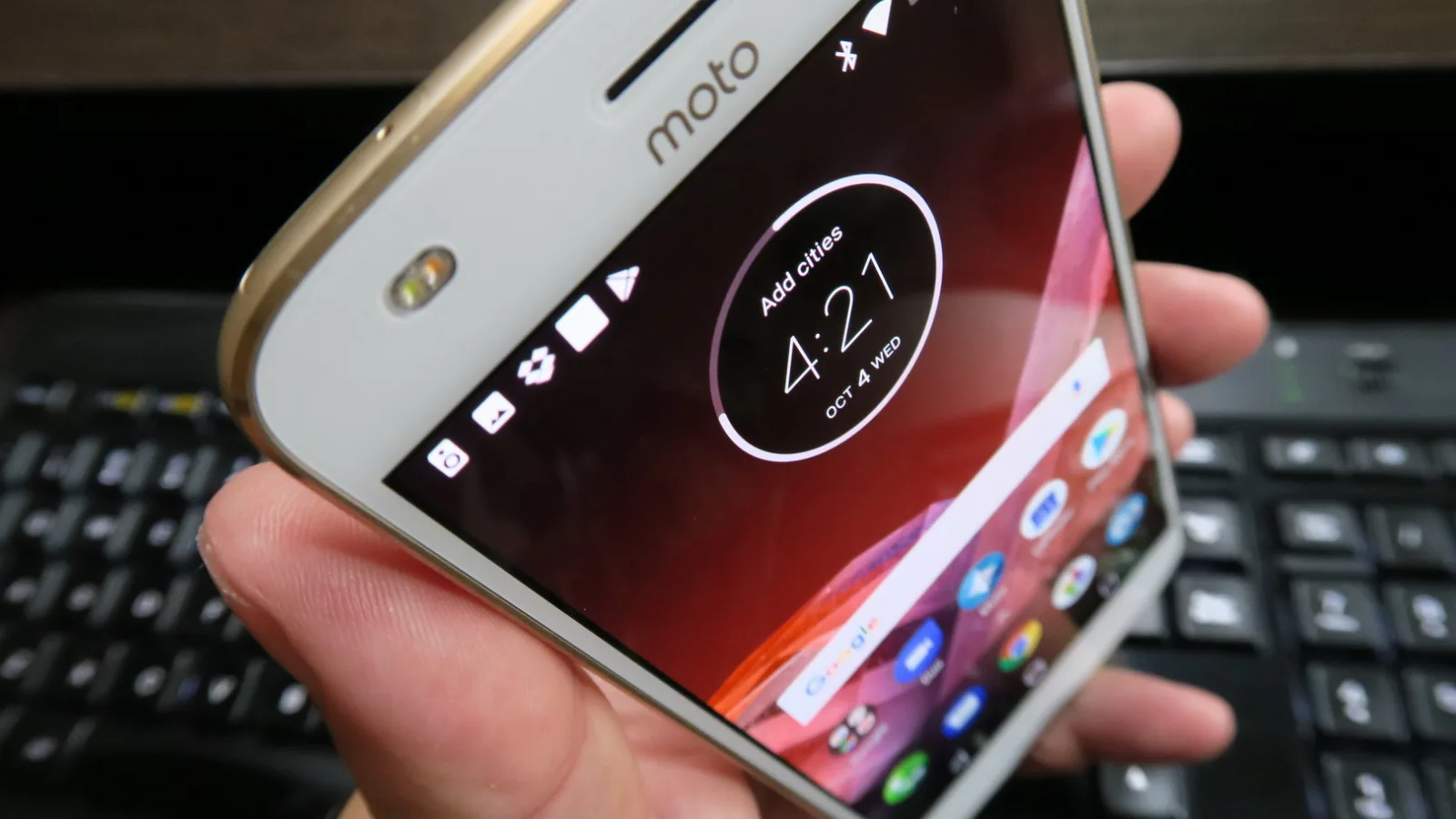 Motorola Moto Z2 Play: Conectivitate cu viteze excelente, benzi generoase