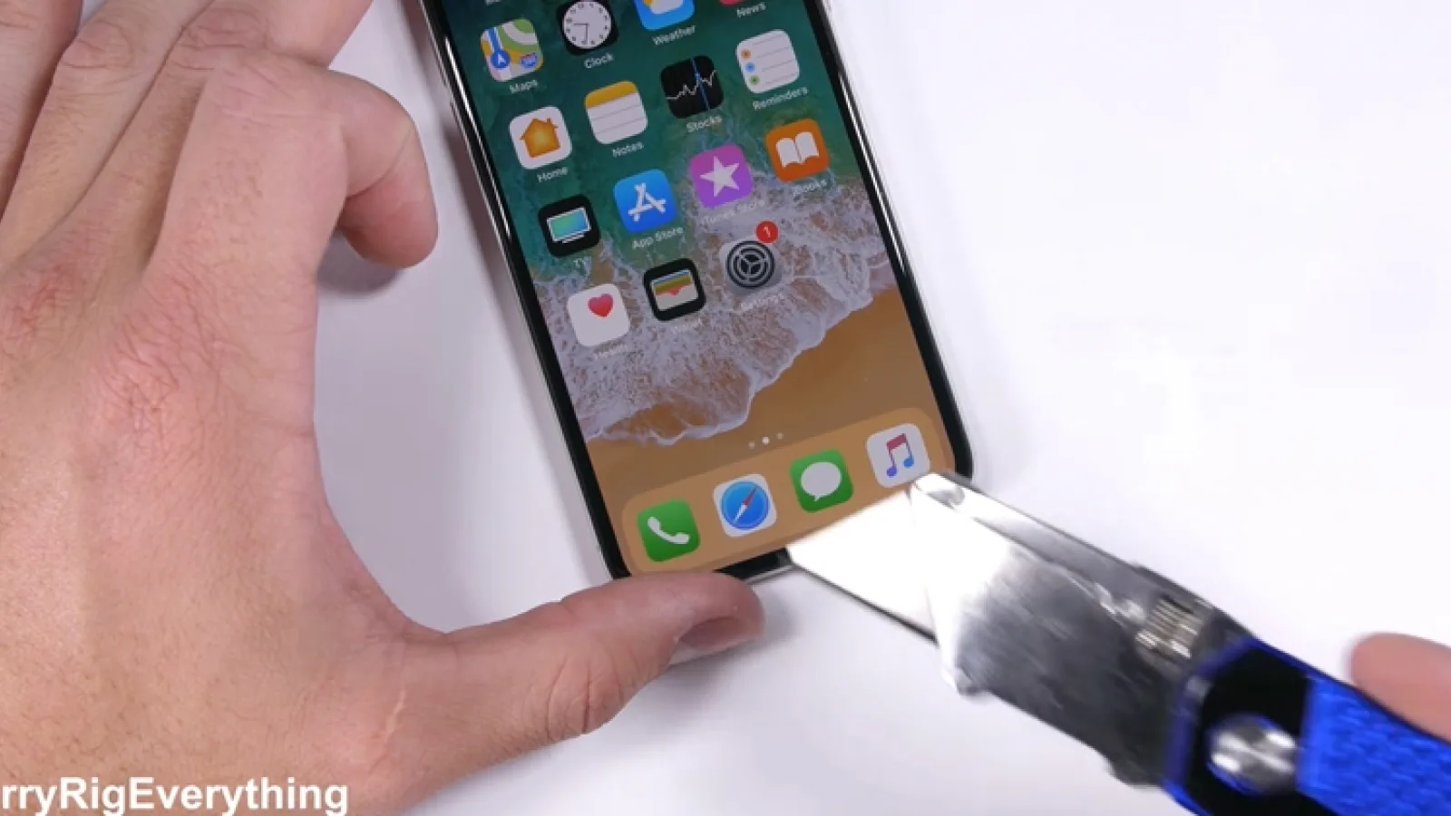 iPhone X este zgâriat, ars şi îndoit de către JerryRig, rezistă cum ar trebui să o facă un "rinichi din metal şi sticlă"