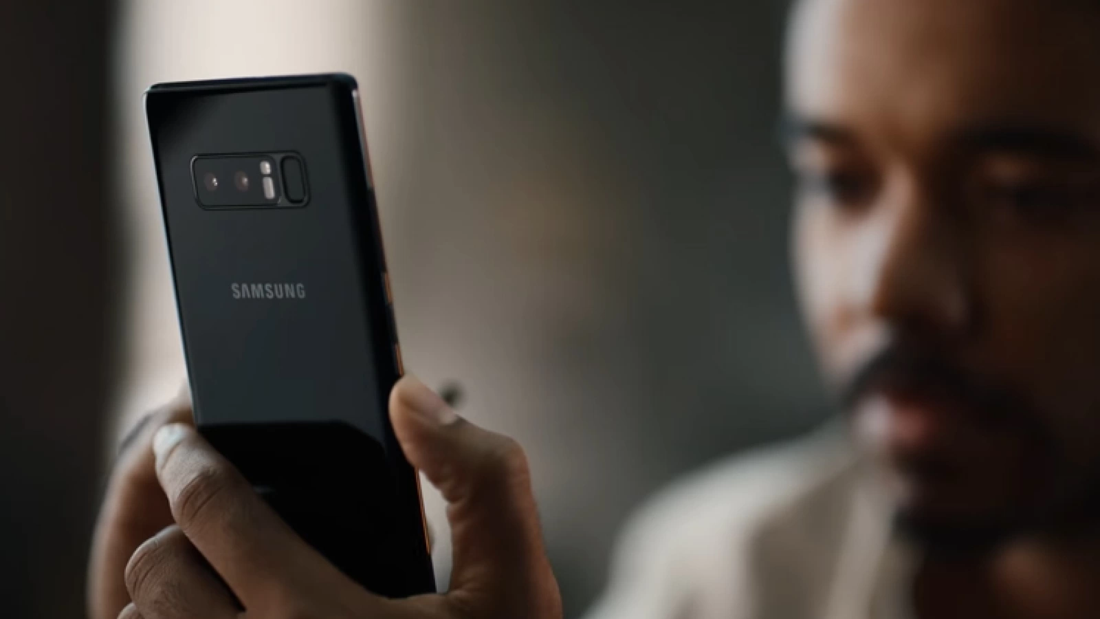 Trolling de clasă înaltă! Samsung ia peste picior Apple în cea mai elegantă formă