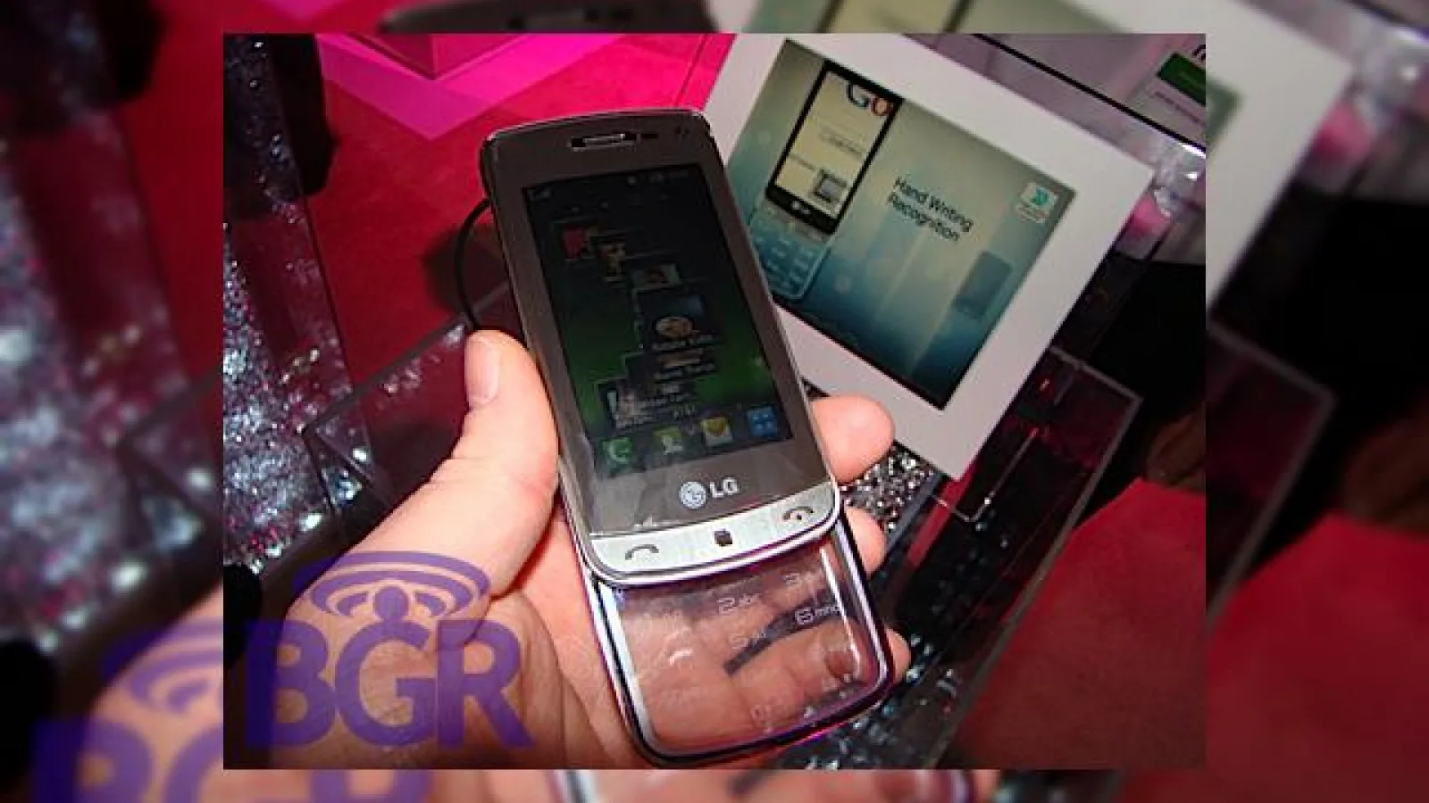 Experienta hands on cu LG GD900, telefonul cu tastatura transparenta