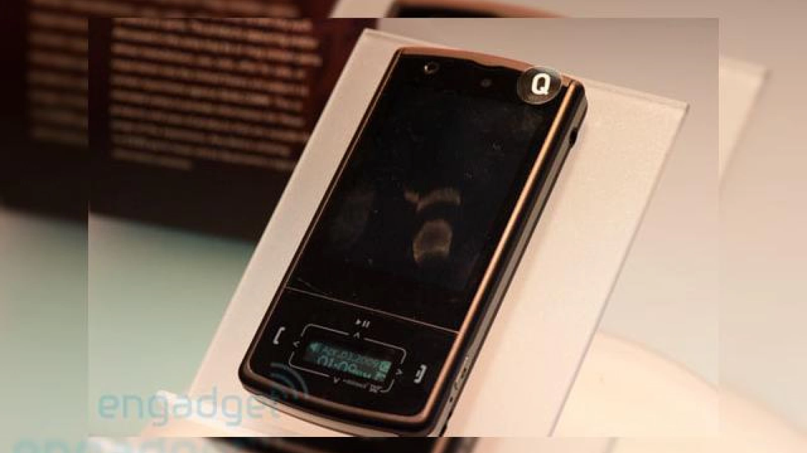 Smartphone-ul Inventec V112 soseste cu display mirasol