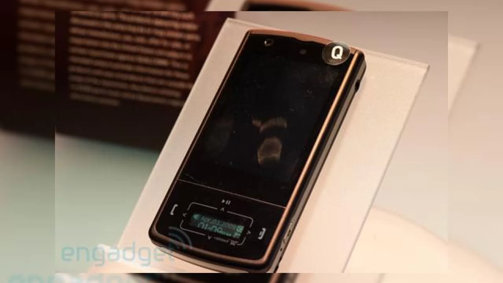 Smartphone-ul Inventec V112 soseste cu display mirasol