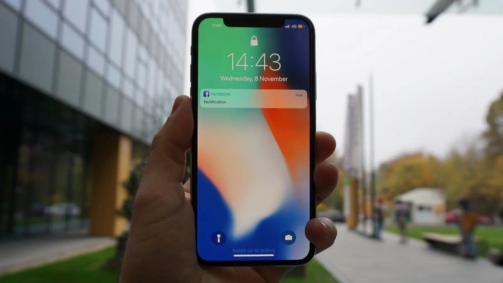 Apple iPhone X: Design polarizant, materiale premium, oţelul nu convinge