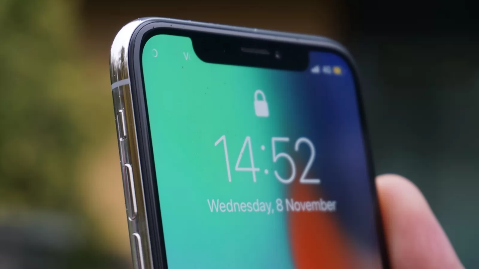 Apple iPhone X: Display-ul OLED este un risc care merită... şi nu prea