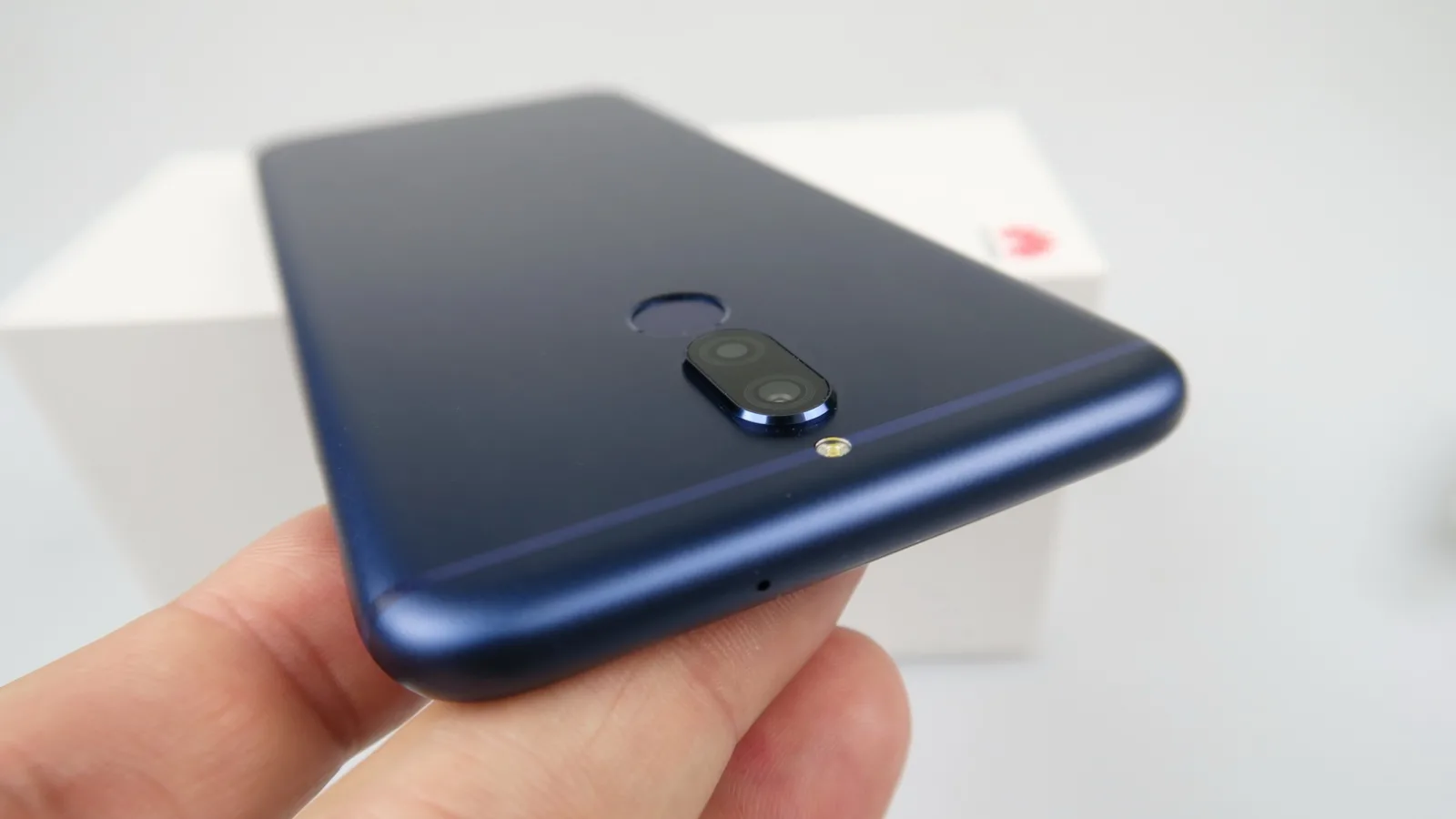 Huawei Mate 10 Lite Unboxing: telefonul cu 4 camere e aici, Huawei gândeşte "out of the box" cu designul (Video)