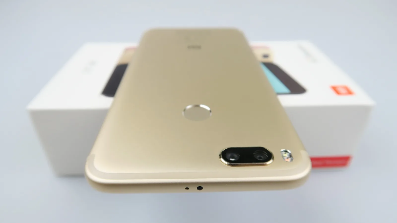 Xiaomi Mi A1 Unboxing: scoatem din cutie prima tentativă de telefon cu Android stock de la Xiaomi; Vine cu Android One, cameră duală (Video)