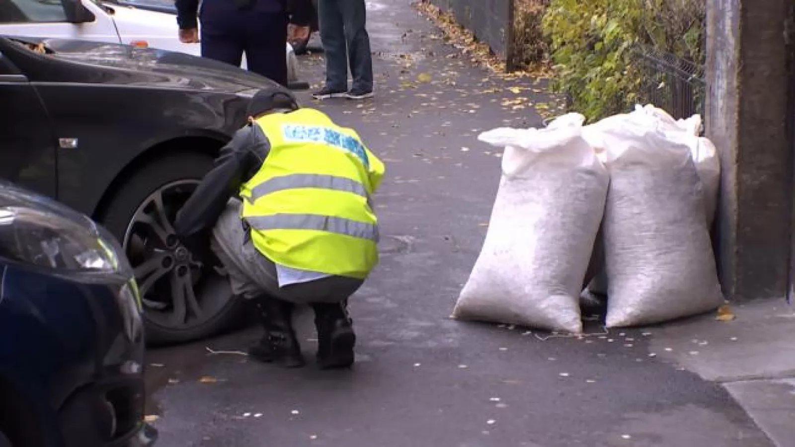 10 milioane de cartele SIM au fost descoperite în spatele unui bloc din Bucureşti; Avem o teorie