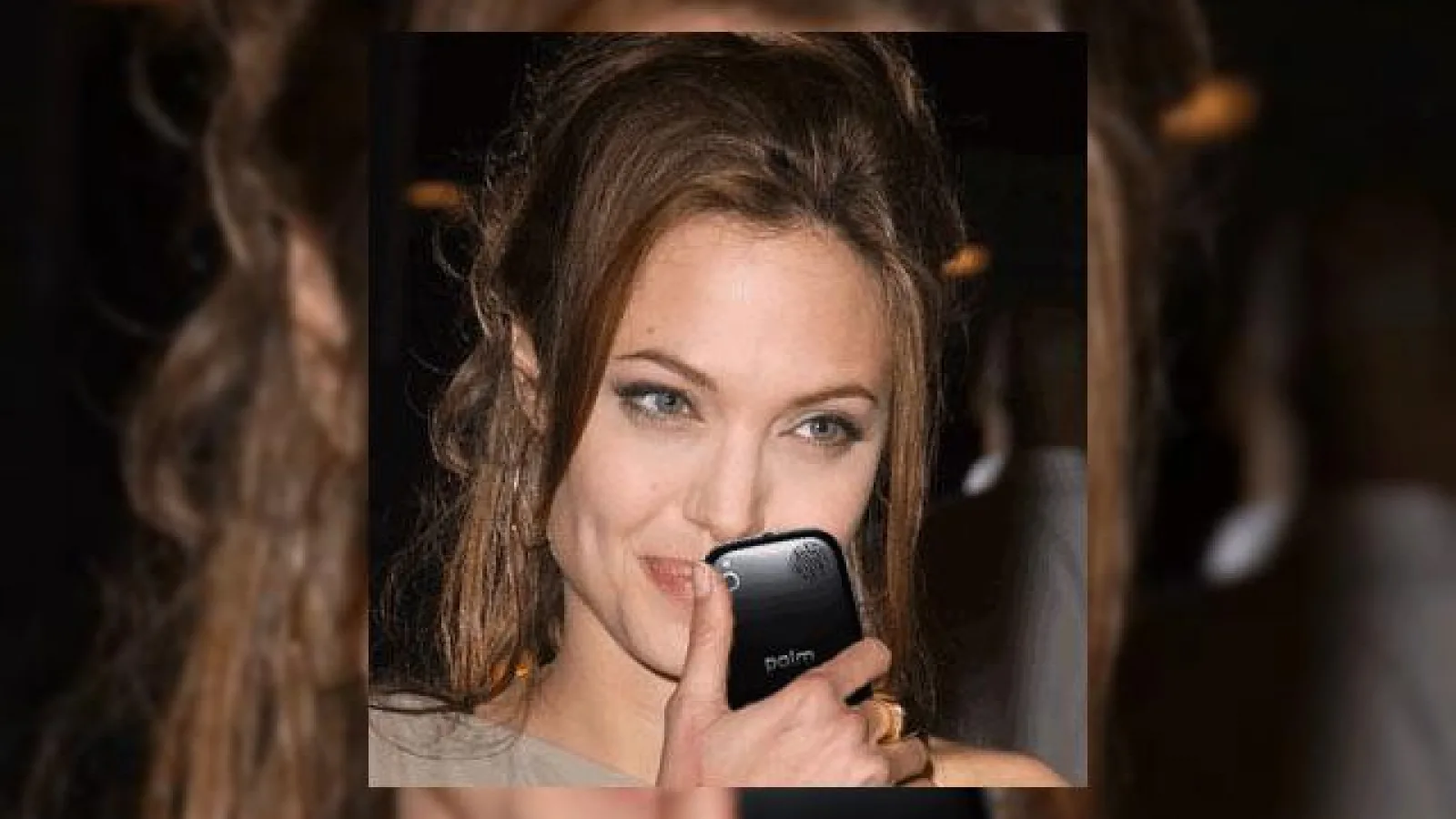 Lara Croft are Palm Pre; Angelina Jolie face un mini-review smartphone-ului