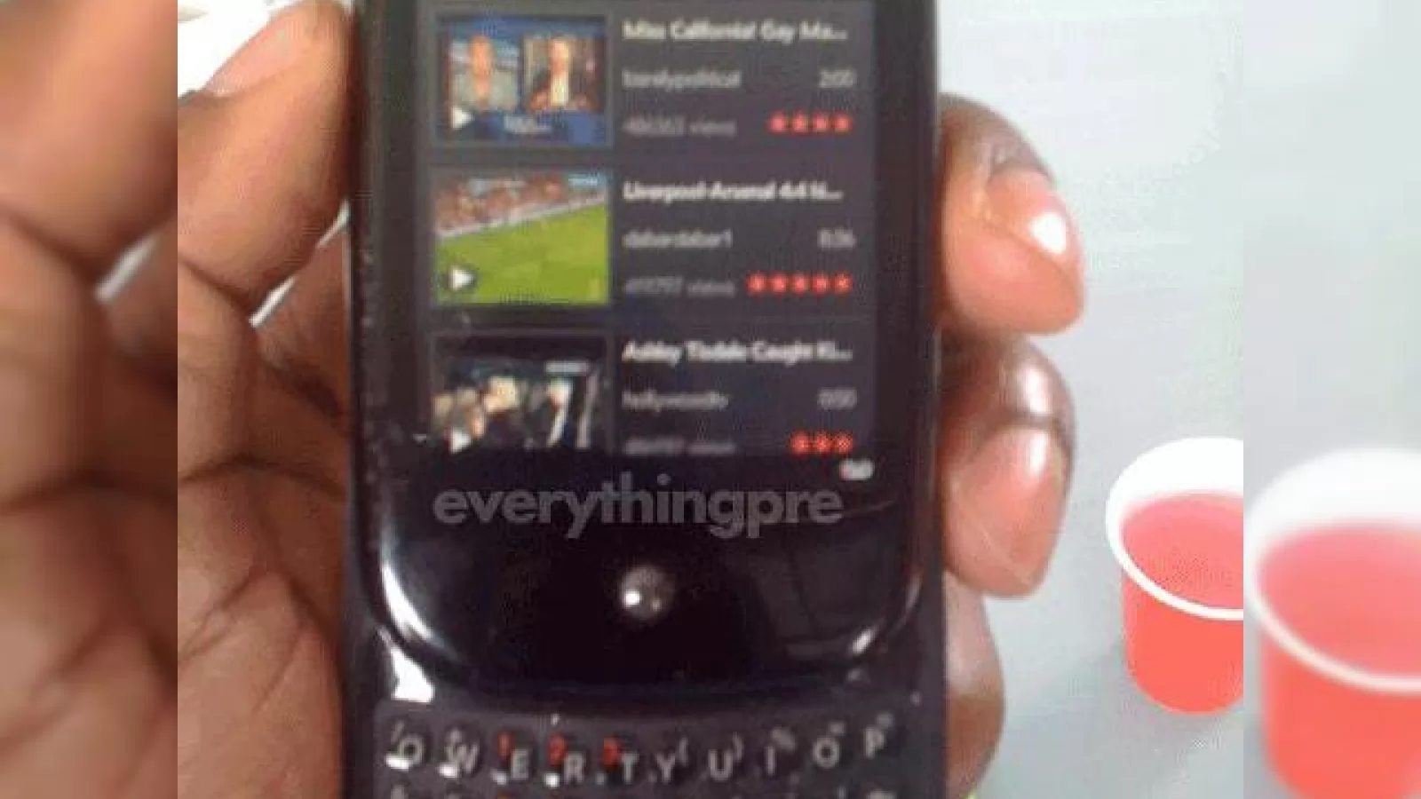 Palm Pre fotografiat din nou, acum si cu o aplicatie YouTube