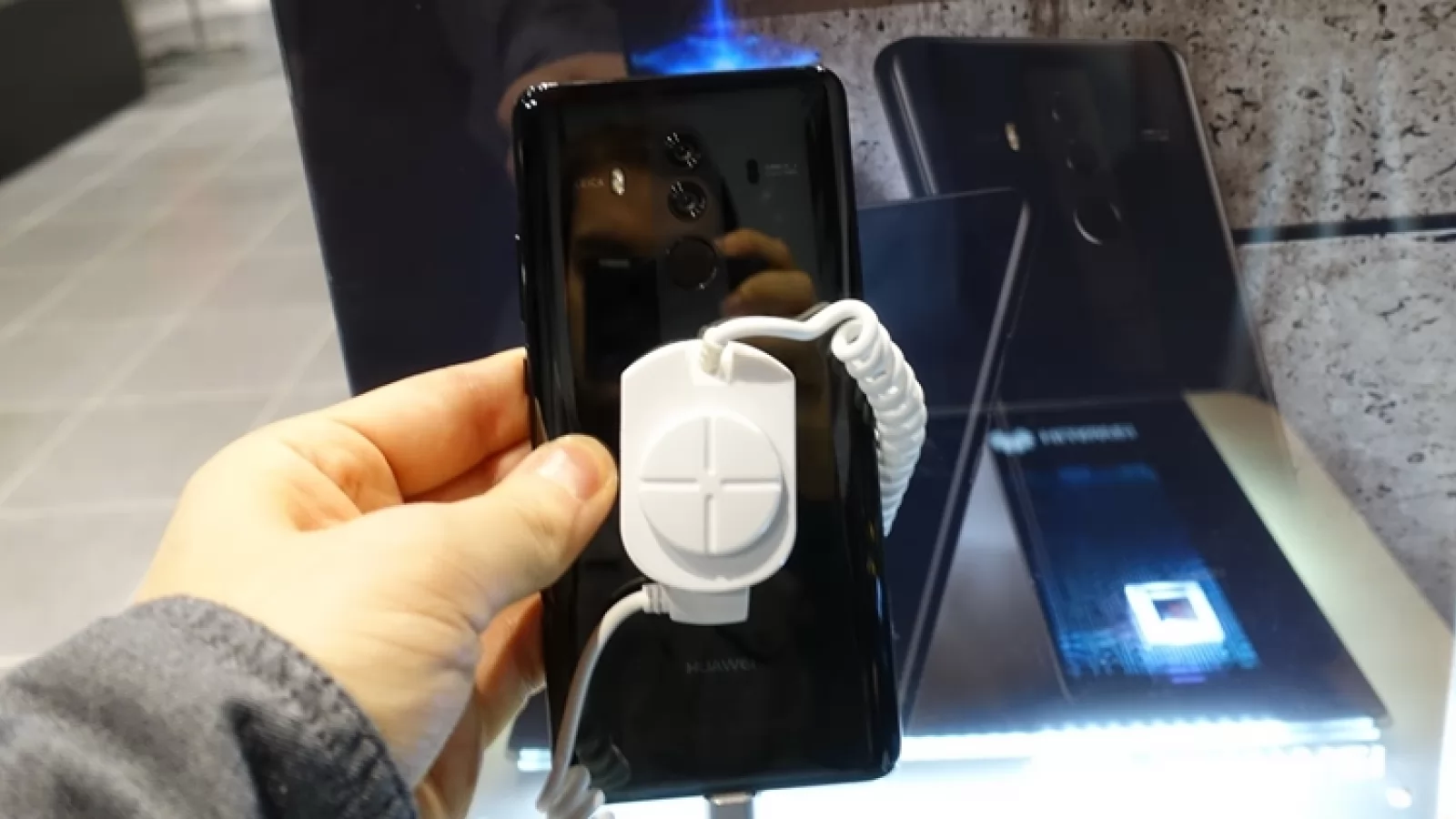 Huawei Mate 10 Porsche Design Hands On: Telefonul Porsche este inedit, polarizant şi opulent (Video)
