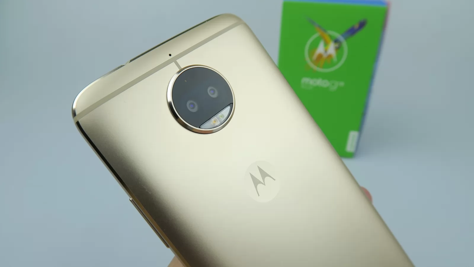 Motorola Moto G5s Plus Unboxing: primul contact cu un telefon Moto cu cameră duală (Video)