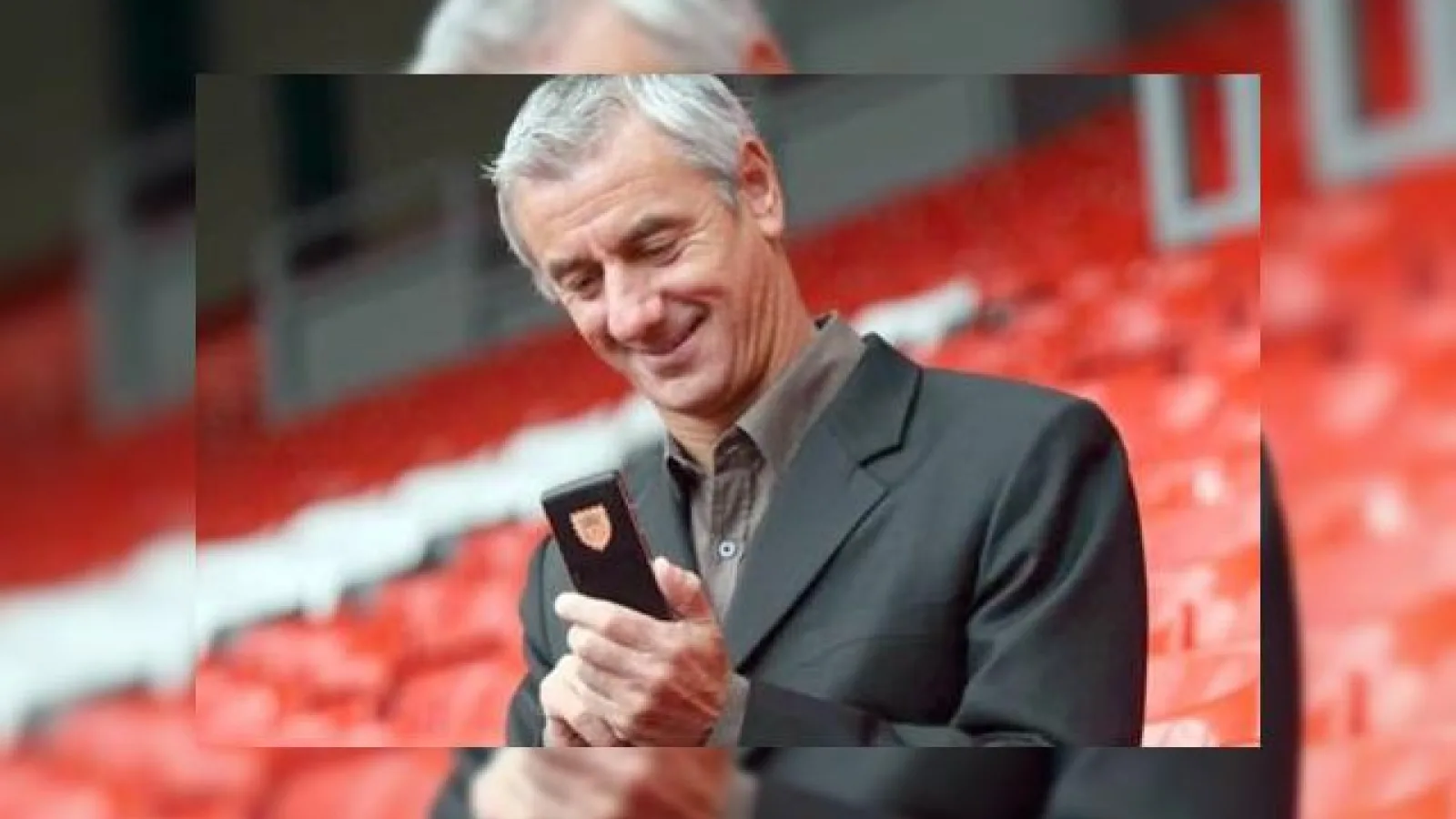 Telefonul aurit in editie speciala Liverpool, pentru fanii echipei de fotbal