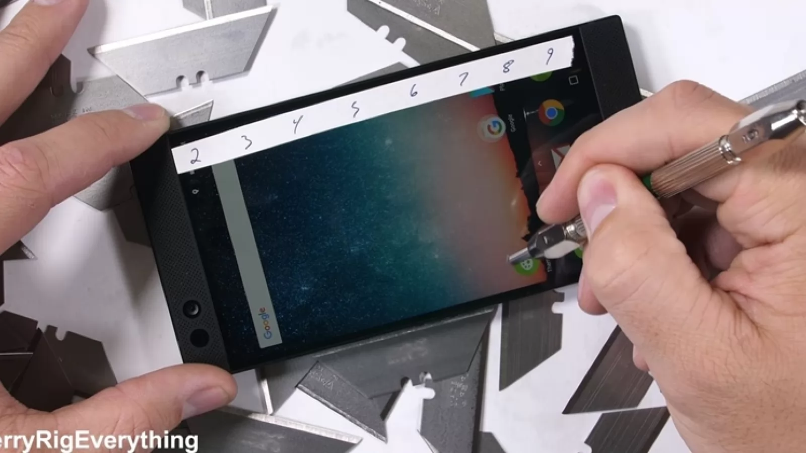 Razer Phone ajunge pe mâna lui JerryRigEverything, nu se îndoaie mult, rezistă la zgârieturi ca orice smartphone modern (Video)