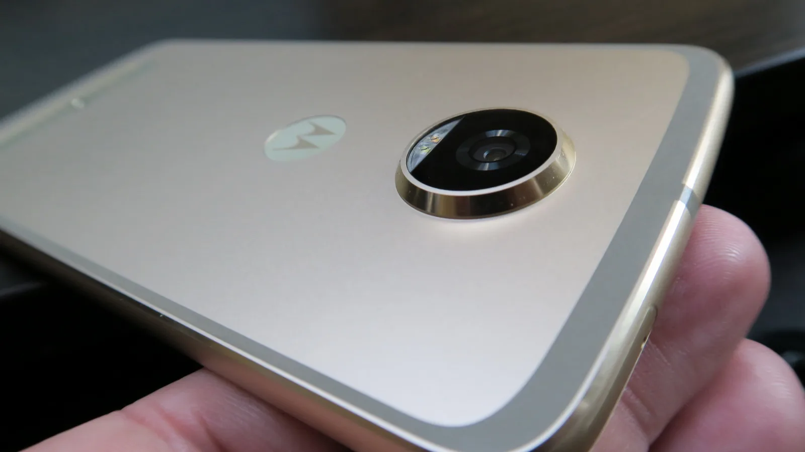 Motorola Moto Z2 Play: Cameră cu moştenirea faimoasă a unui flagship de anul trecut, ceva imperfecțiuni