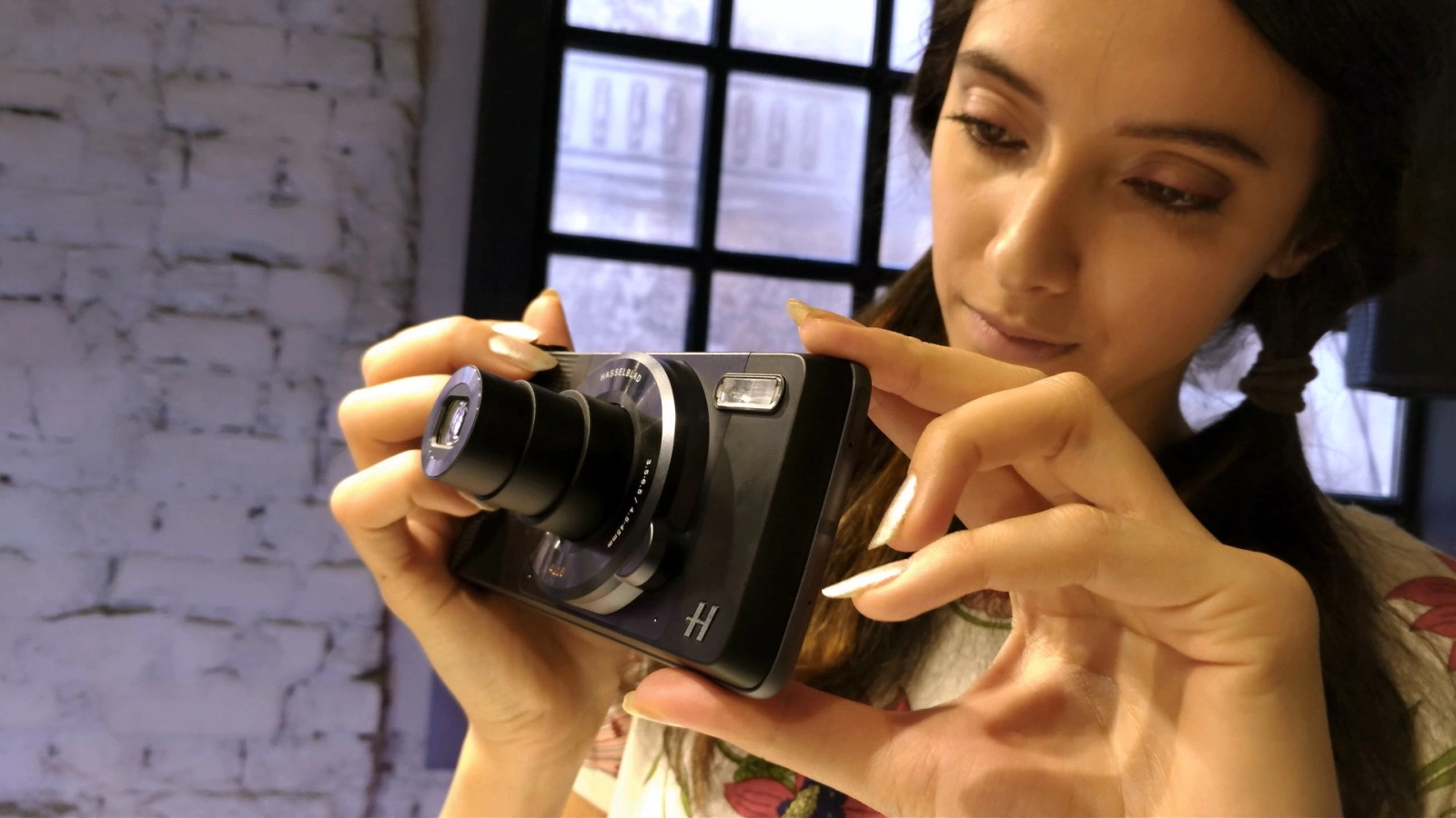 Prezentare Moto Mods: Hasselblad True Zoom e ideal pentru paparazzi, are şi minusuri faţă de camera lui Moto Z standard (Video)