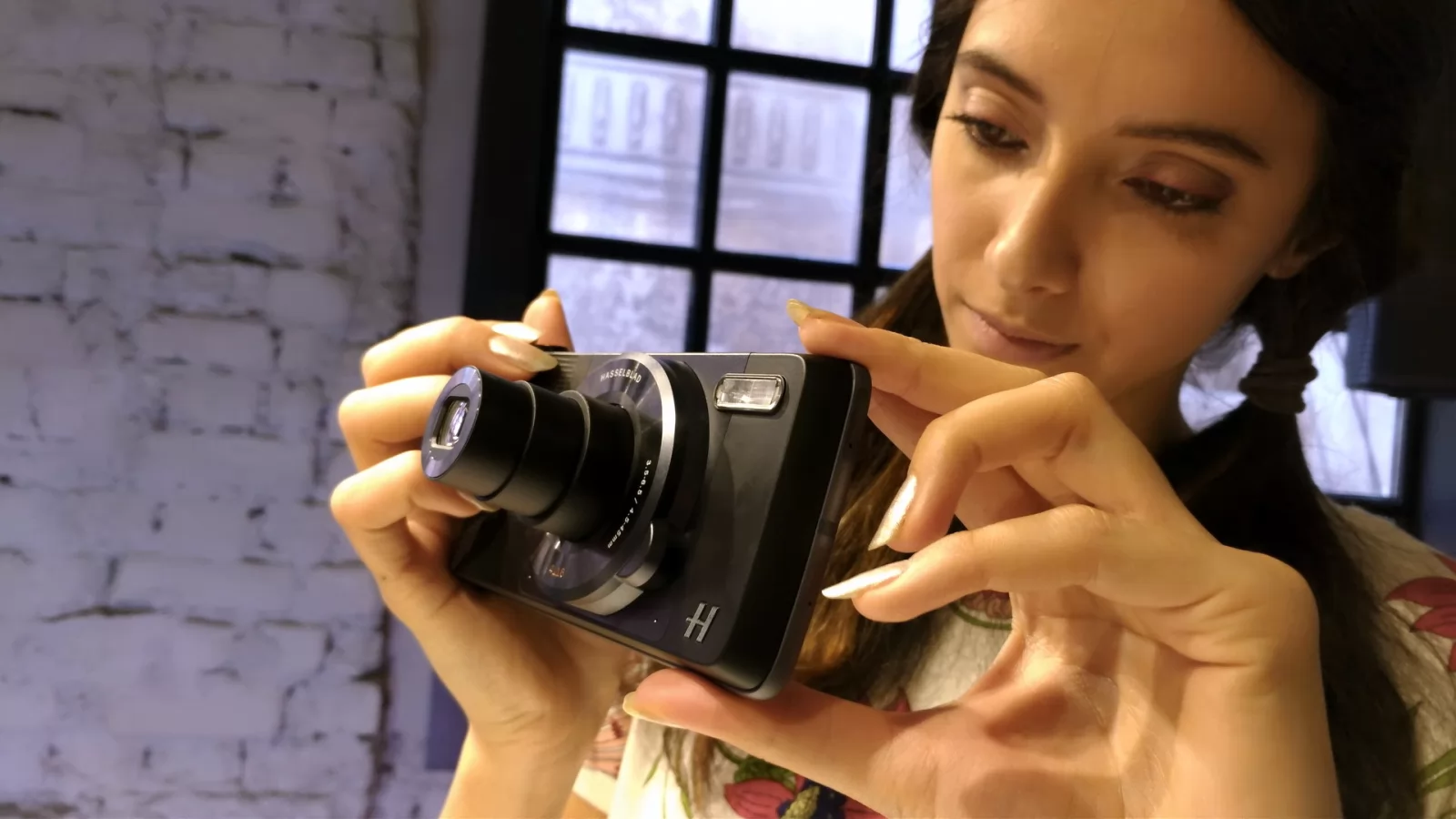Prezentare Moto Mods: Hasselblad True Zoom e ideal pentru paparazzi, are şi minusuri faţă de camera lui Moto Z standard (Video)