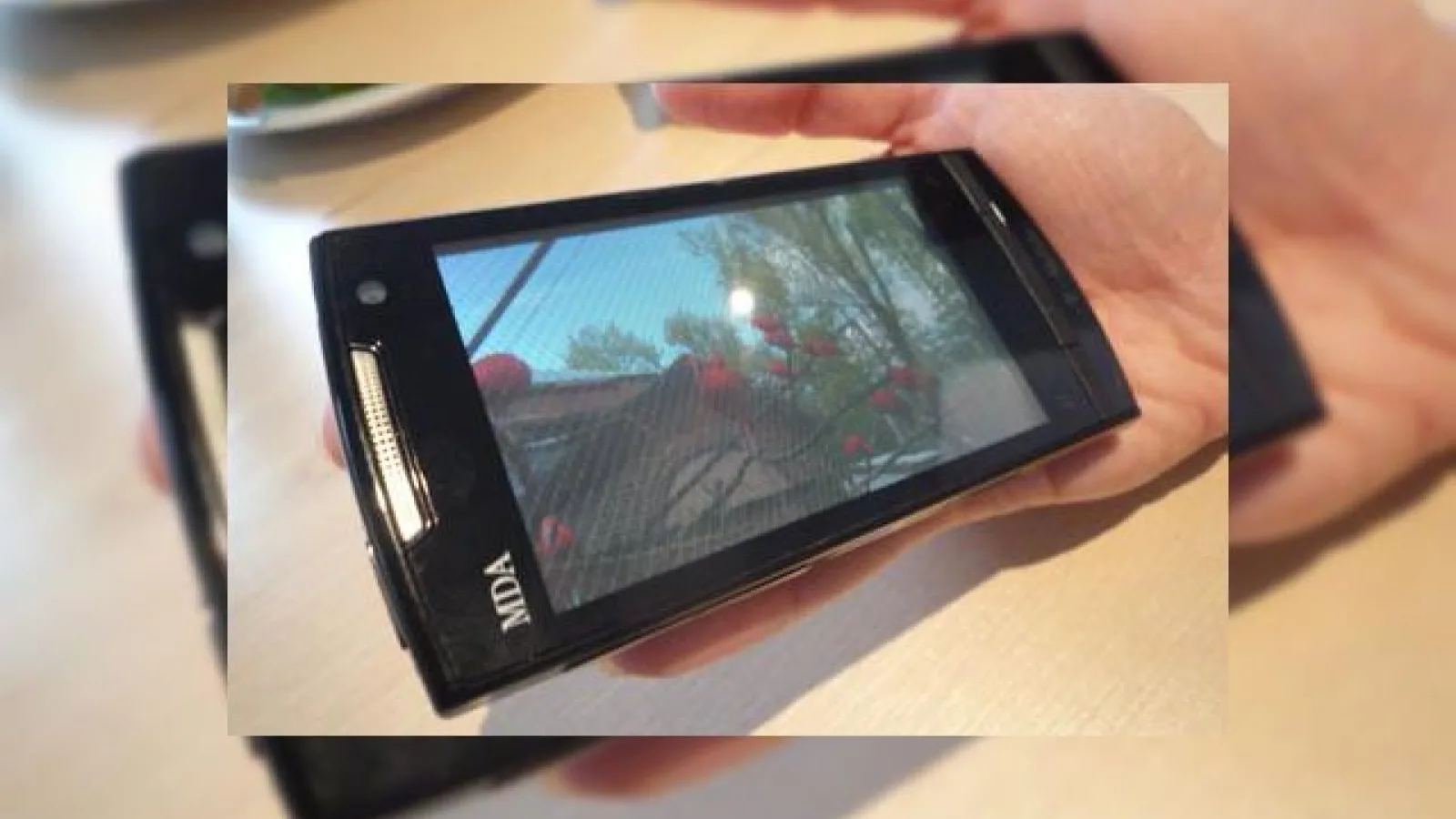 HTC Touch Diamond2 fotografiat in actiune, in varianta T-Mobile