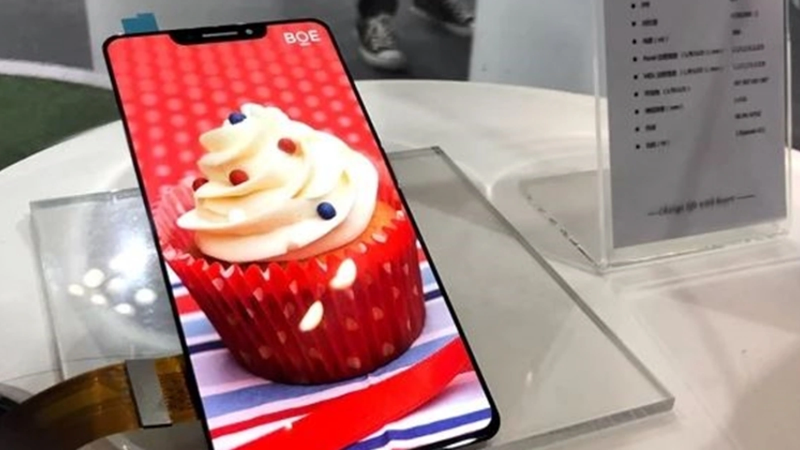 Compania BOE realizează un panou OLED arătos cu diagonală de 6.18 inch şi decupaj în stil iPhone X; Iată-l!