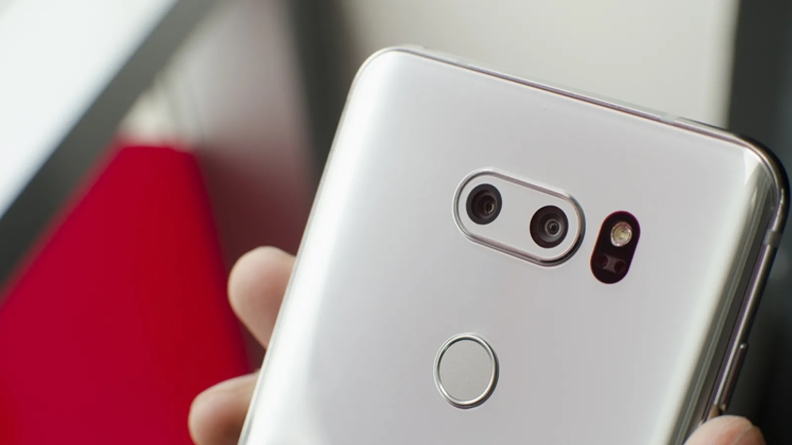 LG V30 se lansează în sfârșit pe plan european prin intermediul operatorilor; este însă prea târziu?