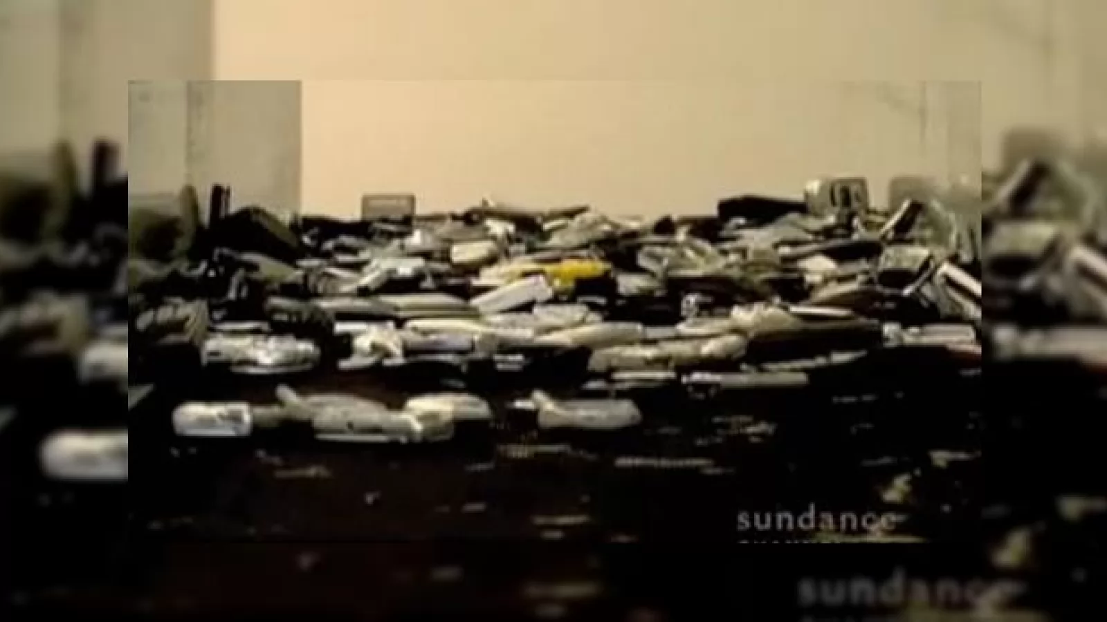 Ce se intampla cu telefoanele pe care le reciclam (Video)