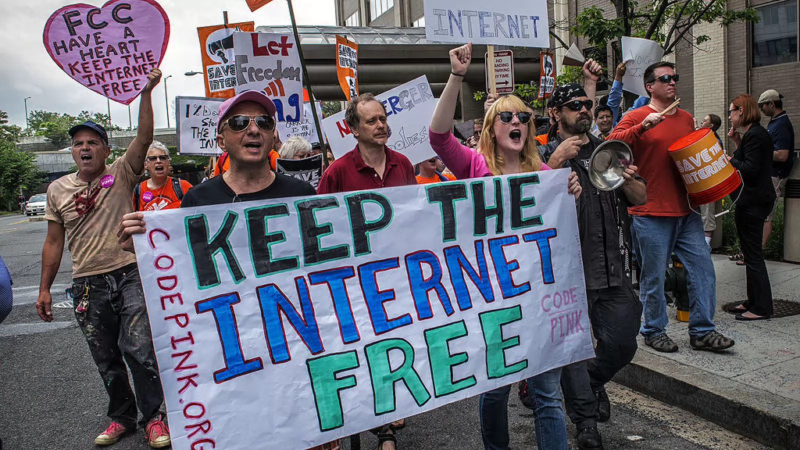 Adio Net Neutrality! Momentul când SUA şi-a dat cu ciocanul peste degetele de pe tastatură