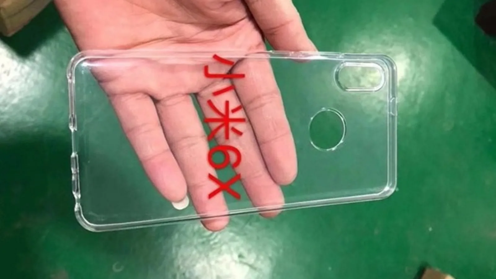 Xiaomi Mi 6x este menționat online; vedem un presupus accesoriu destinat telefonului