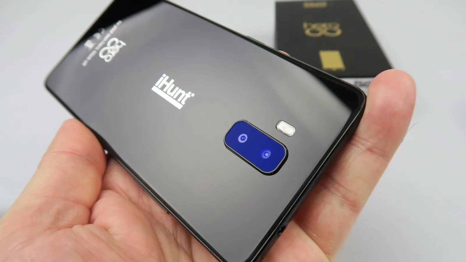 Concurs iHunt Hero: iată regulile concursului care vă aduce un telefon cu ecran edge-to-edge și cameră duală