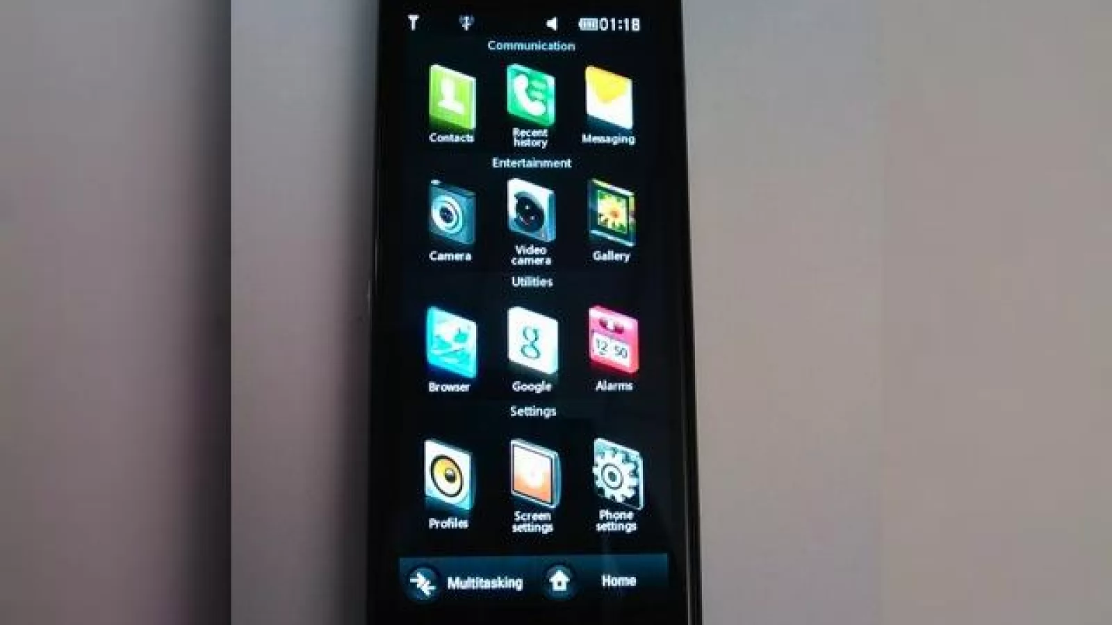 LG BL40 Black Label, noul Chocolate fotografiat live impreuna cu un terminal misterios