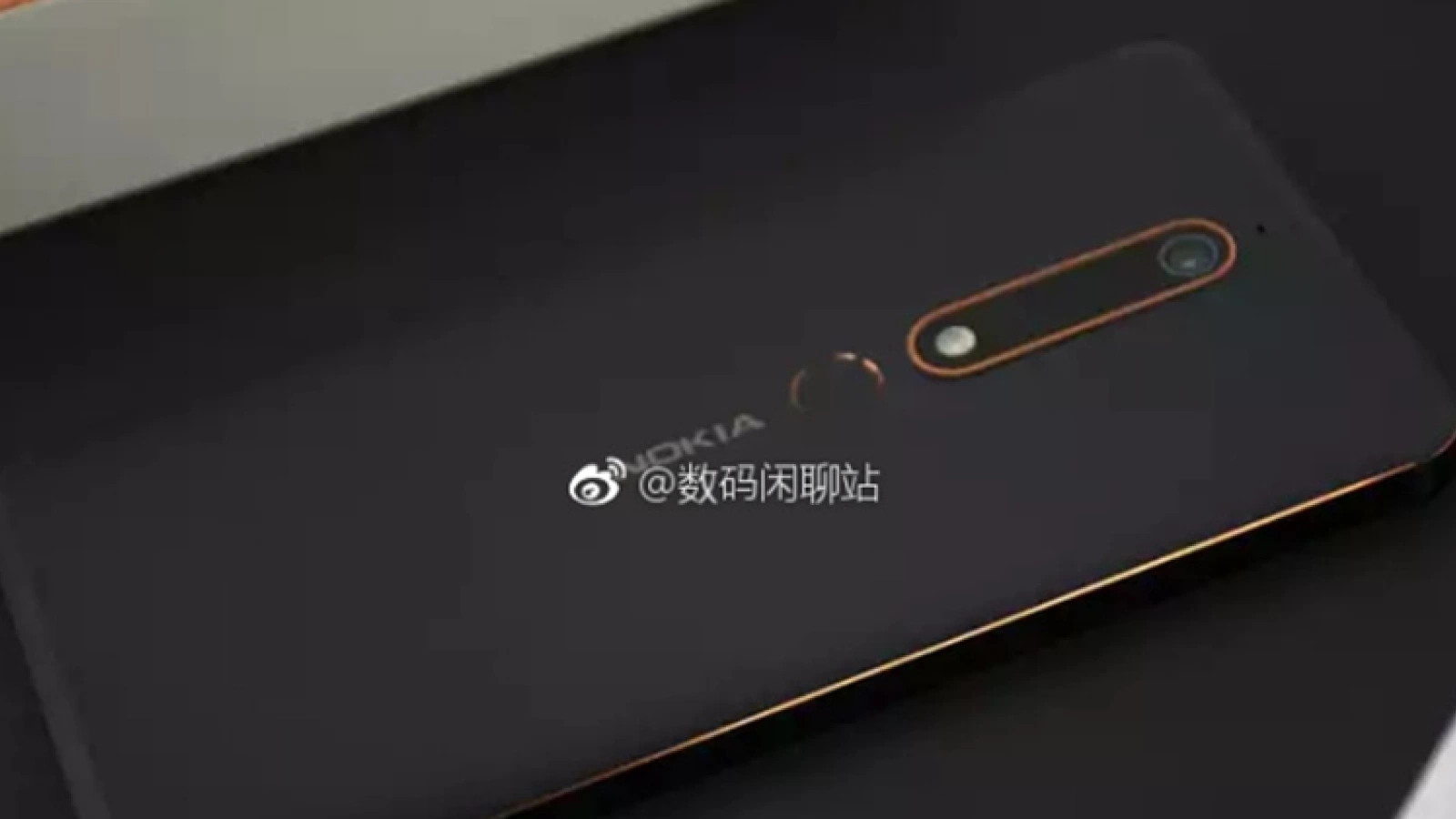 Nokia 6 (2018) se afișează în fotografii reale; aduce accente colorate în jurul camerei foto