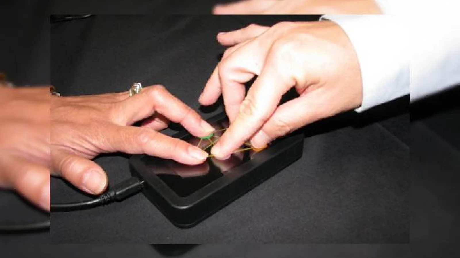 Tehnologia touchscreen va suporta in curand detectarea a 10 degete