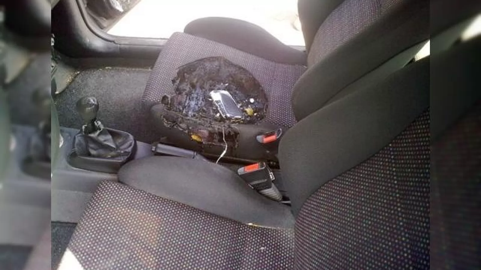 Un iPhone 3G a explodat, distrugand scaunul unei masini... supraincalzire la puterea a doua?!