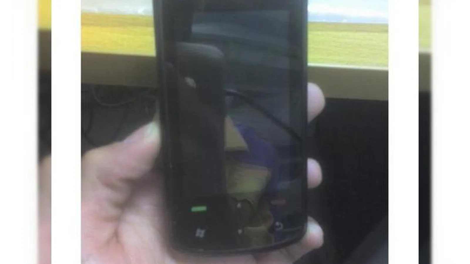 Motorola A3300, un telefon Windows Mobile cu camera de 5 megapixeli
