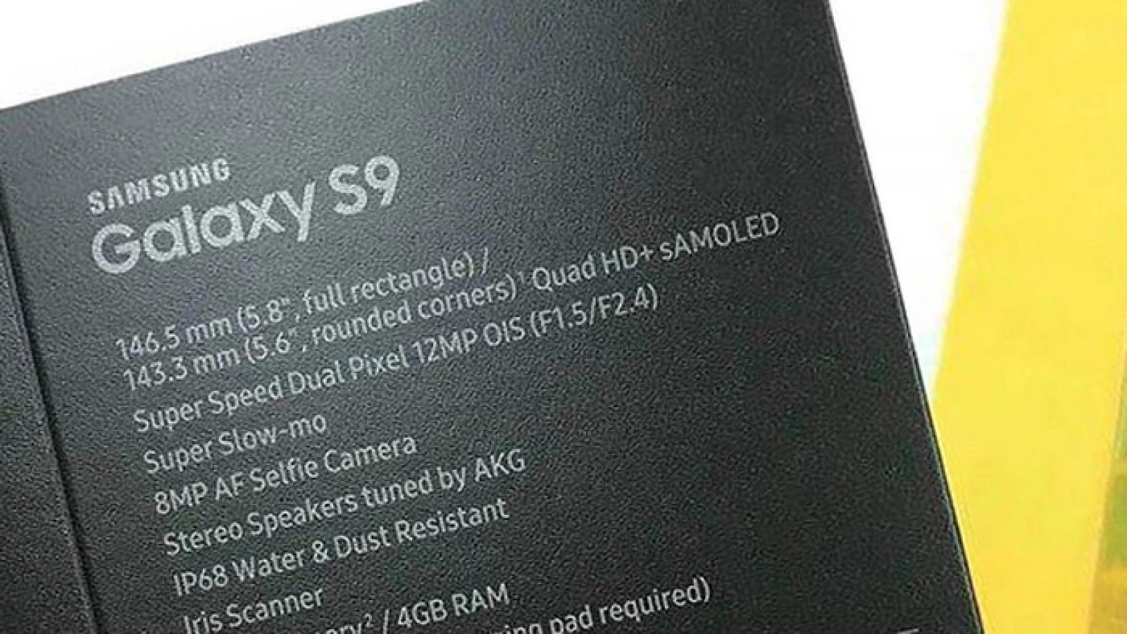 Cutia lui Samsung Galaxy S9 îşi dezvăluie spatele într-o fotografie, cu tot cu specificaţii ale flagship-ului