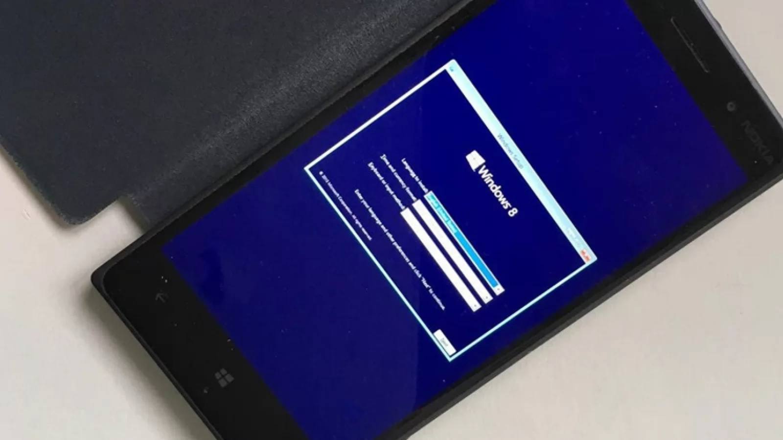 Hackerii instalează Windows 10 on ARM pe telefoane Lumia mai vechi şi funcţionează fără probleme