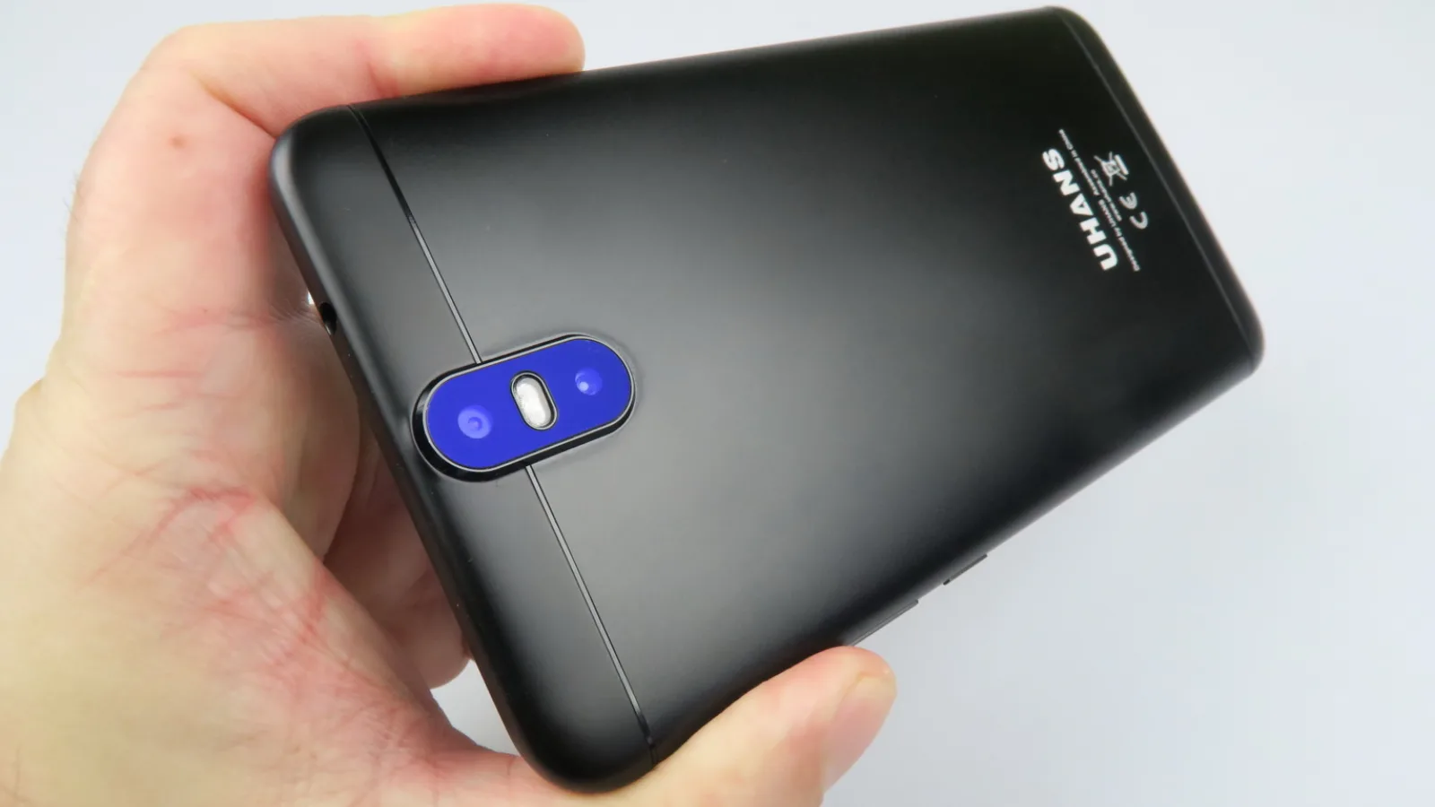 UHANS Max 2: Design baban şi aproape dintr-o bucată