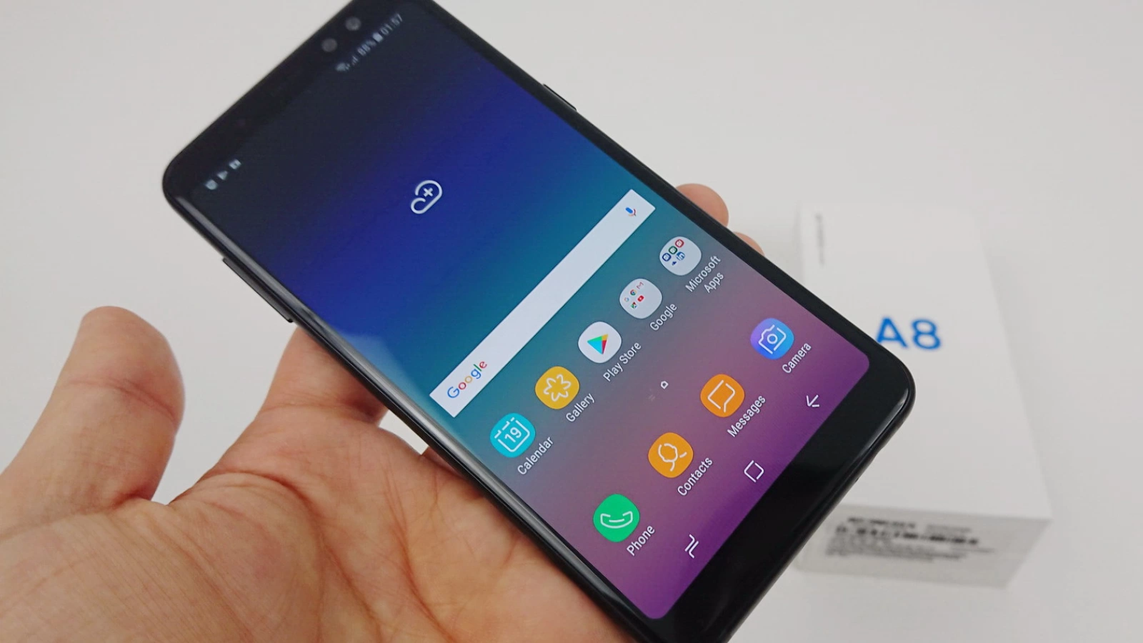 Samsung Galaxy A8 (2018) Unboxing: scoatem din cutie varianta dual SIM de culoare neagră şi iată ce accesorii primiţi la pachet (Video)