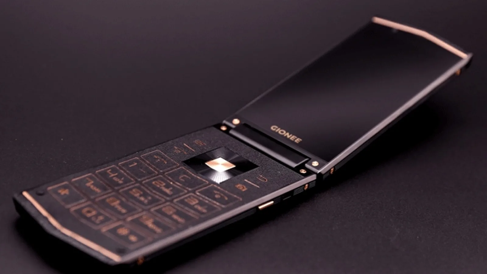 Gionee W919 apare în fotografii reale; smartphone cu clapetă și 6 GB RAM