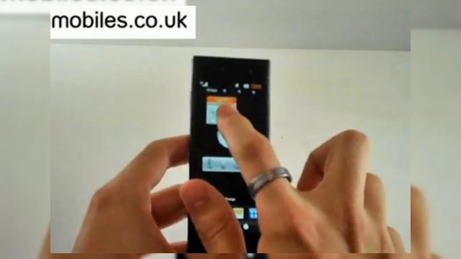 LG BL40 Chocolate isi prezinta interfata si functiile (Video)