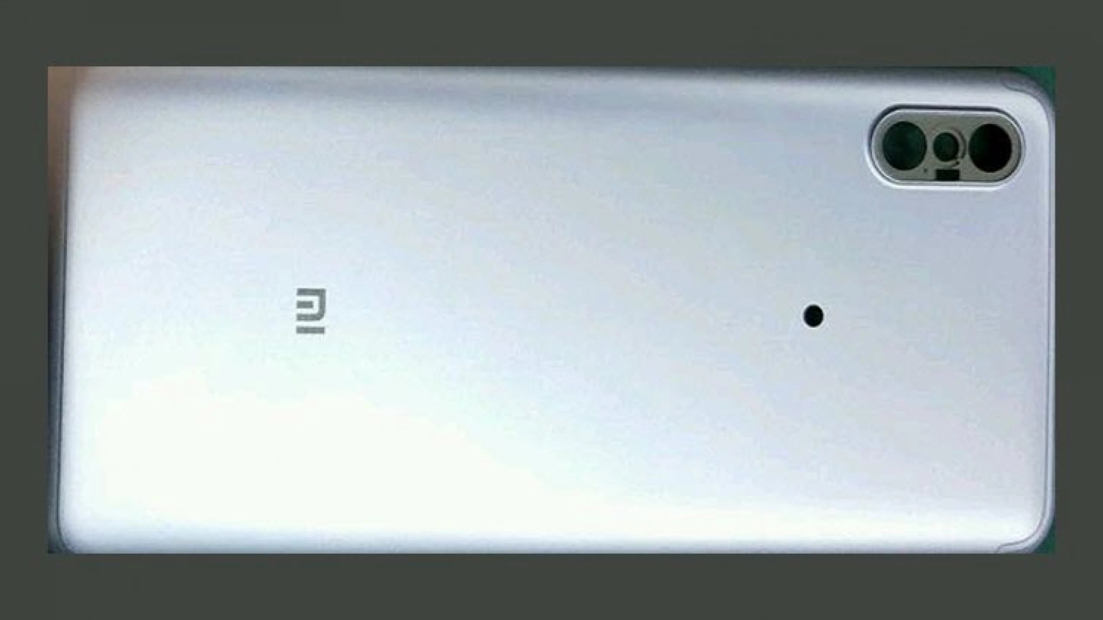 Presupusul panou spate destinat lui Xiaomi Mi 6x apare într-o fotografie; aduce o cameră foto în stil iPhone X