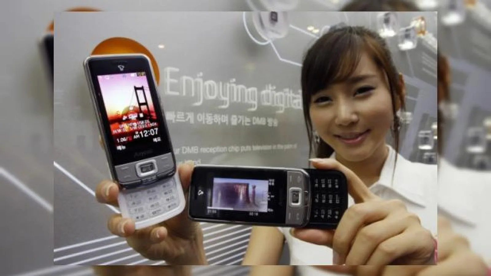 Samsung lanseaza un nou telefon 2G cu ecran AMOLED: SCH-B890