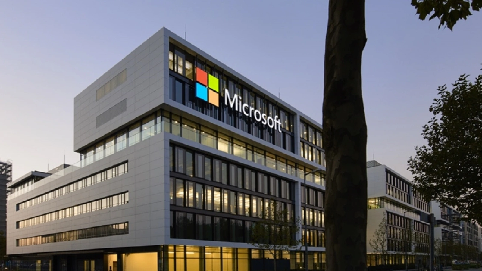 Strategia hardware a celor de la Microsoft pe 2018 se axează pe terminale conectate permanent şi Cortana