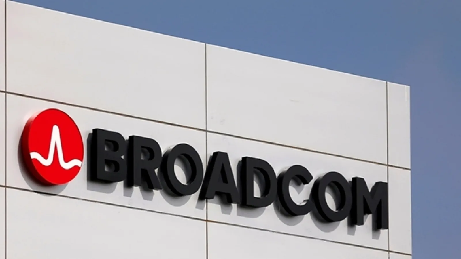 Broadcom ar fi crescut suma licitată pentru Qualcomm, de la 103 miliarde de dolari la 120 de miliarde