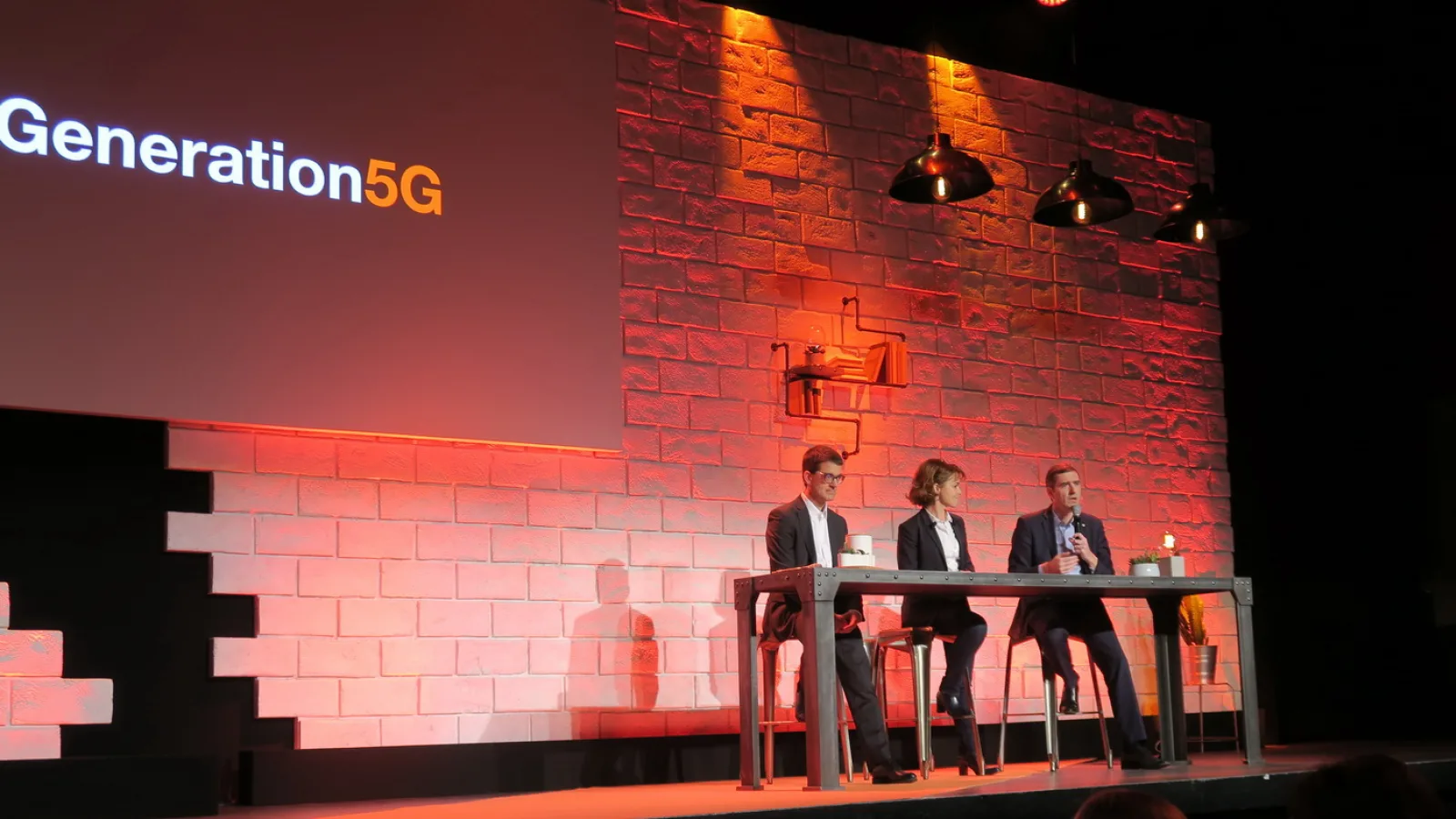 Orange anunţă pregătirile pentru lansarea 5G, va efectua teste în România; Maşini autonome, flote de drone şi smart home reprezintă viitorul