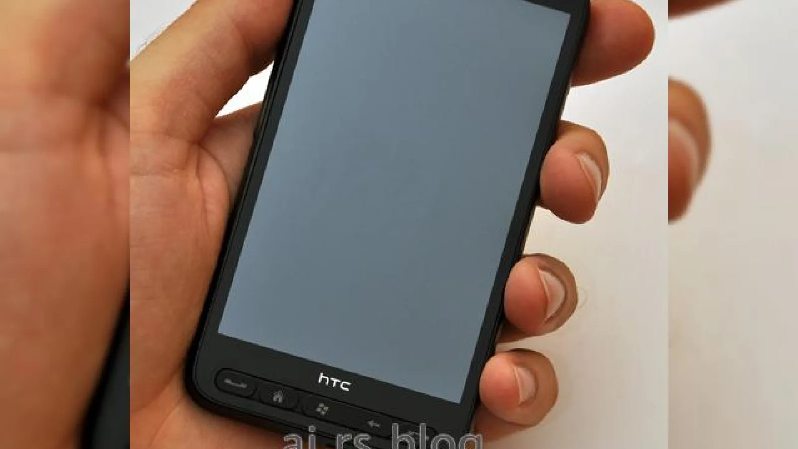 HTC Leo, fotografiat si analizat intr-o recenzie video